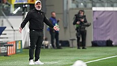 Slávistický trenér Jind�ich Trpi�ovský reaguje v utkání s Pafosem.
