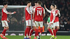 Hrá�i Arsenalu slaví gól proti Kajratu Almaty.