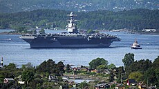 Americká letadlová lo� USS Gerald R. Ford projí�dí fjordem v norském Oslu. (24....