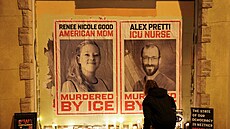 �ena v Minneapolisu kle�í u plakát� s podobiznami Renee Nicole Goodové a Alexe...
