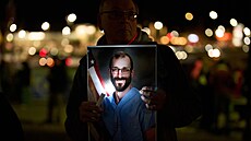 Mu� v Hendersonu v Nevad� dr�í fotografii b�hem vigilie za Alexe Prettiho,...