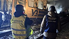 Státní zástupce pro vále�né zlo�iny a policista pracují vedle osobního vlaku...