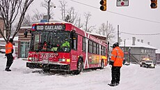 Autobus uvázl ve sn�hu v pittsburské �tvrti Squirrel Hill b�hem zimní bou�e....