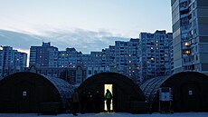 Stany vládního humanitárního centra v Kyjev�, kde se obyvatelé mohou oh�át,...