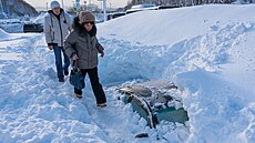 Lidé jdou po zasn�ené ulici ve m�st� Petropavlovsk-Kam�atskij na Dálném...