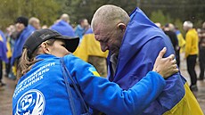 Ukrajin�tí vále�ní zajatci po návratu dom� (2. �íjna 2025)
