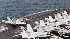 Letoun Hornet startuje z americké lodi Abraham Lincoln. (16. ledna 2026)