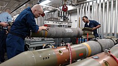 Ameri�tí námo�níci operují s bombami na palub� letadlové lodi Abraham Lincoln....