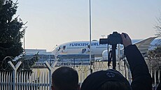 Barcelon�tí fotbalisté vystupují ze speciálu na pra�ském leti�ti.