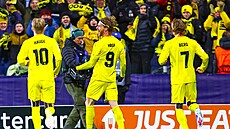 Fotbalisté z Bodö/Glimt Jens Peter Hauge, Kasper Hogh a Ole Blomberg slaví gól...