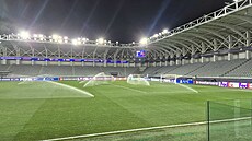 P�íprava limassolského stadionu p�ed tréninkem fotbalist� Slavie.