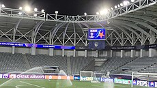 P�íprava limassolského stadionu p�ed tréninkem fotbalist� Slavie.