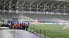 Slávisti�tí fotbalisté p�ed tréninkem na stadionu v Limassolu.