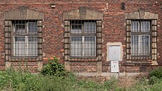Chátrající budova vlakového nádra�í v Krásn� nad Be�vou p�edstavuje poslední...