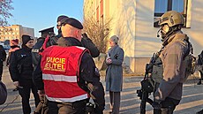 Anonym v Kaplici vyhro�uje základním �kolám výbuchem, zasahuje policie (20....