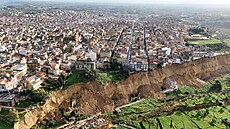 Letecký snímek po�ízený dronem zachycuje místo sesuvu p�dy v Niscemi v...