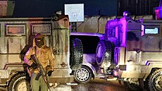 Syrský voják stojí na strá�i, zatímco kurdské Syrské demokratické síly (SDF) se...