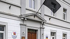 M�stský ú�ad v Ch�ibské s vyv�enou �ernou vlajkou (23. ledna 2026)