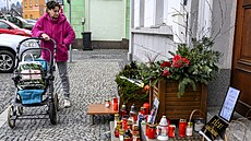 Pietní místo p�ed M�stským ú�adem v Ch�ibské, kde lidé uctívají zast�eleného...