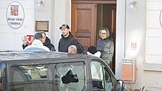 Auto po�kozené st�elbou p�ed obecním ú�adem v Ch�ibské na D��ínsku (19. ledna...