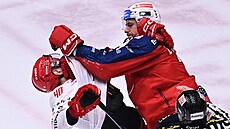 Milo� Roman z T�ince (vlevo) inkasuje direkt od Tomá�e Dvo�áka z Pardubic.