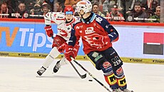 Úto�ník Ocelá�� Andrej Nestra�il se sna�í obejít pardubického Milo�e Kelemena.