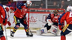 Úto�ník Ond�ej Kova��ík st�ílí první gól Ocelá�� do branky pardubického...