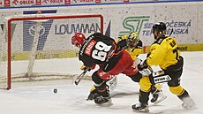 Luká� Radil z Hradce p�ekonává Mateje Tomka, bránit nestíhá Nicolas Hlava.