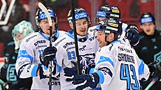 Hokejisté Liberce se radují z gólu Karlovým Var�m.