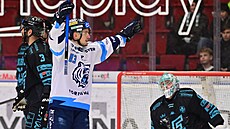 Liberecký Petrovský se raduje z gólu Karlovým Var�m.