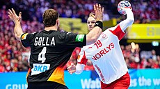 Johannes Golla z N�mecka se sna�í zablokovat st�elu dánského Mathiase Gidsela...