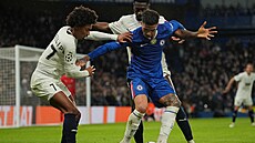 Enzo Fernandez z Chelsea se sna�í udr�et mí� proti hrá��m Pafosu.