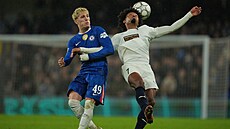 Bruno Felipe z Pafosu (vpravo) bojuje o mí� s Alejandrem Garnachem z Chelsea.