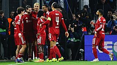 Hrá�i Liverpoolu slaví gól na p�d� Marseille.