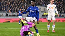 Branká� Leeds United Karl Darlow kryje mí� p�ed Barrym z Evertonu.