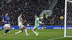 Úto�ník Leedsu Dominic Calvert-Lewin t�sn� svým pokusem t�sn� míjí bránu...