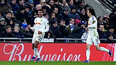 Obránce Leedsu ames Justin (vlevo) slaví sv�j první gól v novém p�sobi�ti.