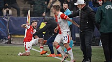 Vasil Ku�ej slaví gól proti Barcelon�.