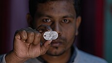 Jedenat�icetiletý Maksudur Rahmán, který odjel do Ruska pracovat jako uklíze�,...