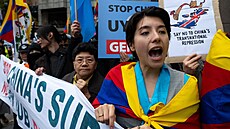 Protestující proti plánované �ínské ambasád� v Londýn�. (15. listopadu 2025)