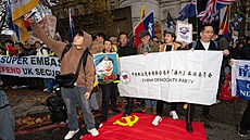 Protestující proti plánované �ínské ambasád� v Londýn�. (15. listopadu 2025)