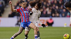 Obránce Daniel Muñoz z Crystal Palace (vlevo) a Marc Cucurella z Chelsea