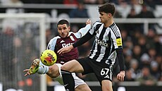 Emiliano Buendía z Aston Villy (vlevo) a Lewis Miley z Newcastlu