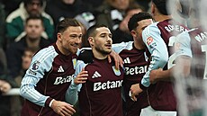 Fotbalisté Aston Villy se radují z gólu, který vst�elil Emiliano Buendía.