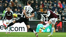Emiliano Buendía z Aston Villy (vpravo) st�ílí gól v utkání proti Newcastlu.