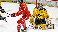 Olomoucký úto�ník Luká� Nahodil p�ed branká�em Pavlem �ajanem z Litvínova