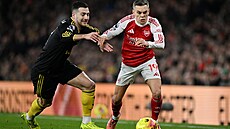 Úto�ník Leandro Trossard z Arsenalu (vpravo) a Diogo Dalot z Manchesteru United