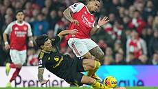 Obránce Lisandro Martínez z Manchesteru United zastavuje Gabriela Jesuse z...