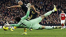 Bryan Mbeumo z Manchesteru United p�ekonává branká�e Davida Rayu z Arsenalu.