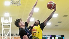 Ústecký Nick Johnson úto�í na ko�, bránit se ho sna�í ostravský Adam Ivánek.